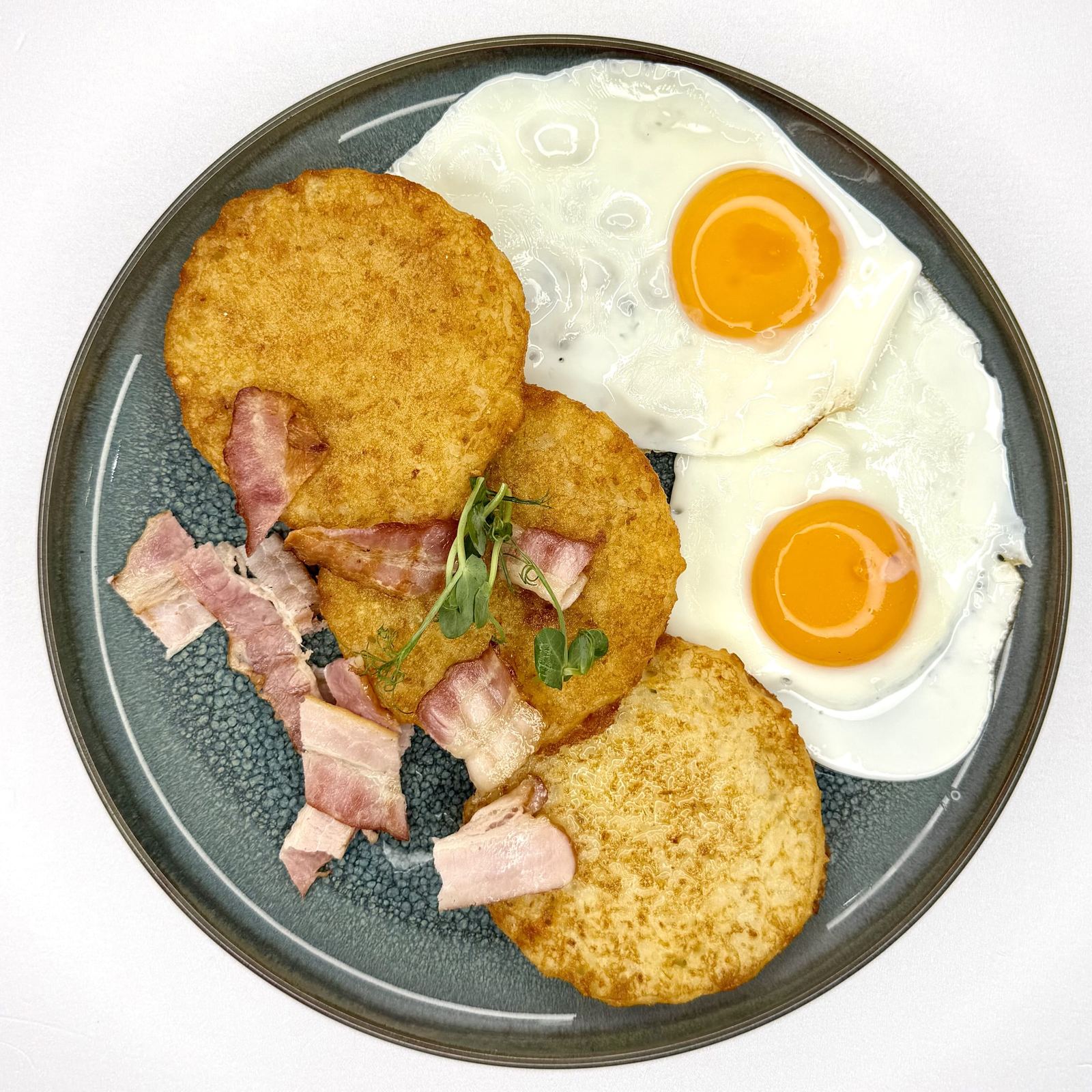 Драники с глазуньей и беконом