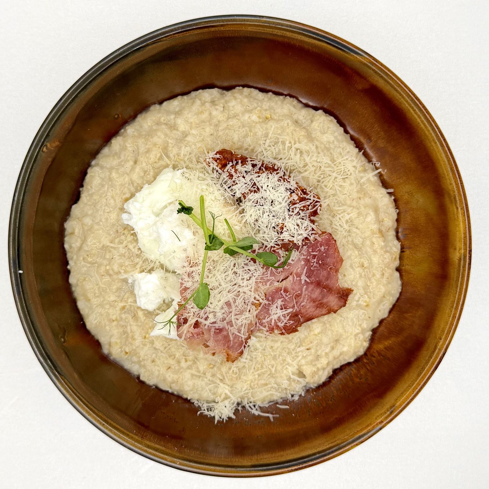 Овсяная каша с яйцом пашот и беконом