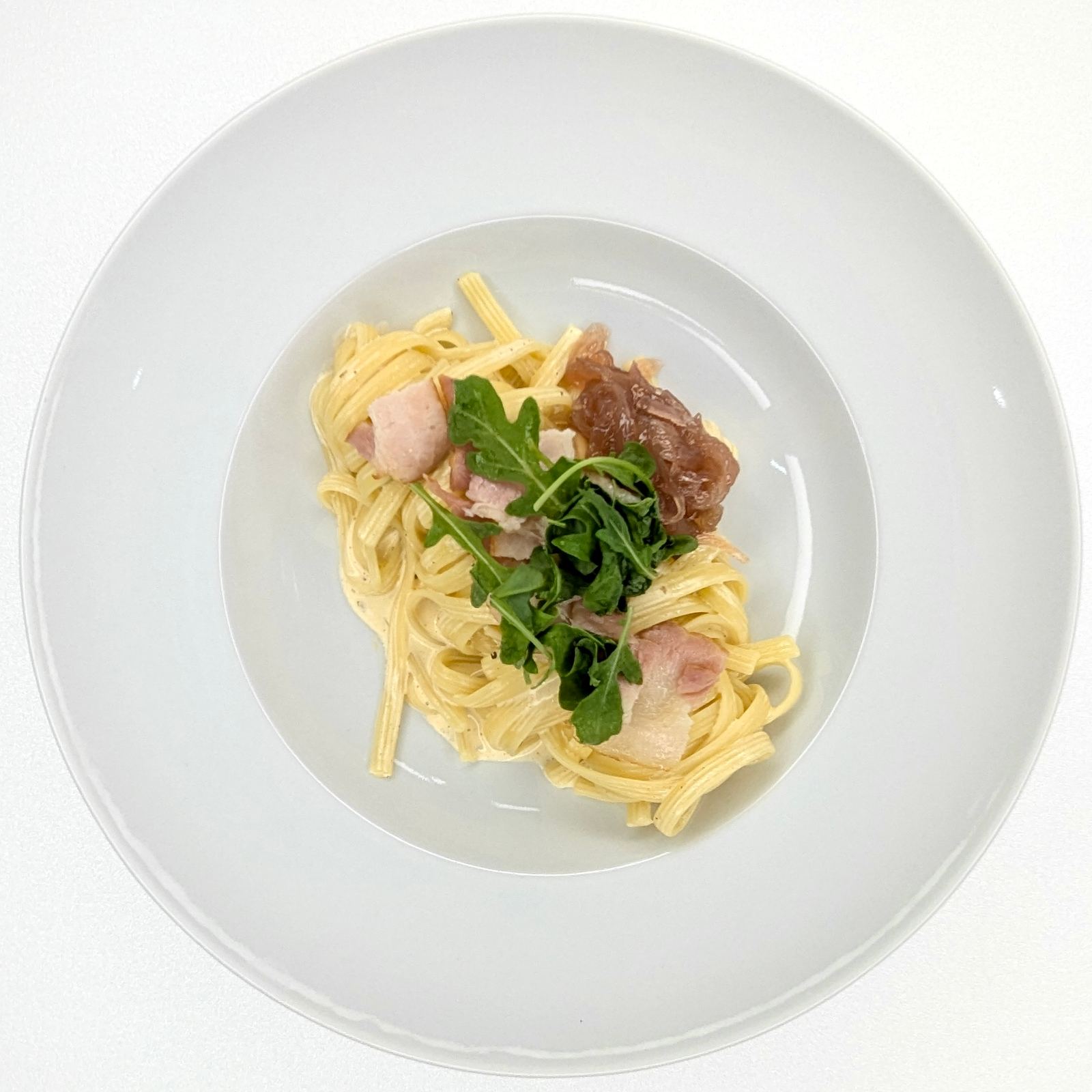 Паста с сырным соусом, беконом и луковым мармеладом